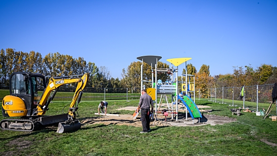 Jóléti fejlesztések indultak a Vezér utcai tónál