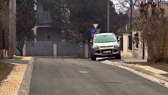 Most már új, aszfaltozott úton lehet közlekedni a Gohér és a Délibáb utcákban