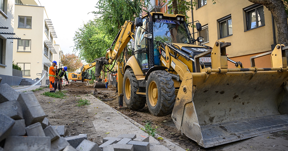 Új útburkolatot a kap a Barna utca egyik szakasza – fotókkal, videóval