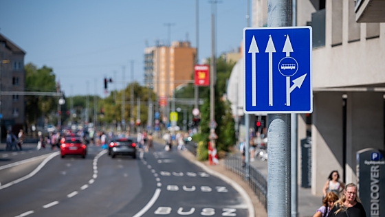 Átadták a forgalomnak az új debreceni buszsávot