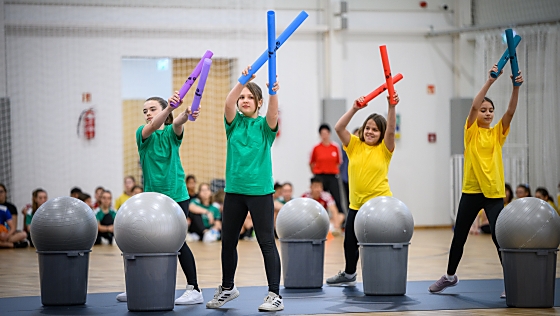 Sportbemutatóval ünnepelték az Epreskerti Általános Iskola diákjai tornacsarnokuk átadását