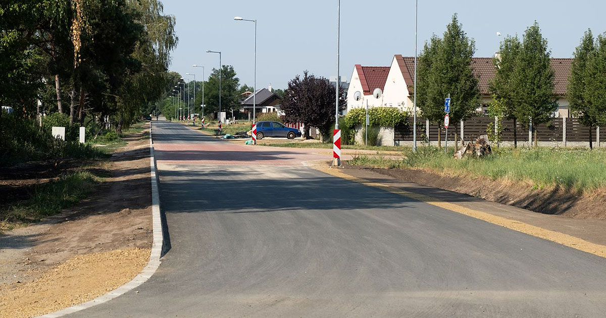 Aszfaltozott úton lehet eljutni a pallagi lakóparkig