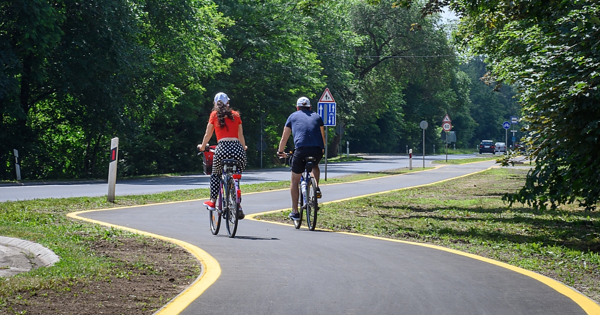 Levendulák között tekerhetünk a most átadott pallagi kerékpárúton