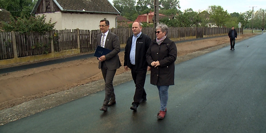 Aszfaltburkolatot kapott Haláp egyik legforgalmasabb utcájának első szakasza