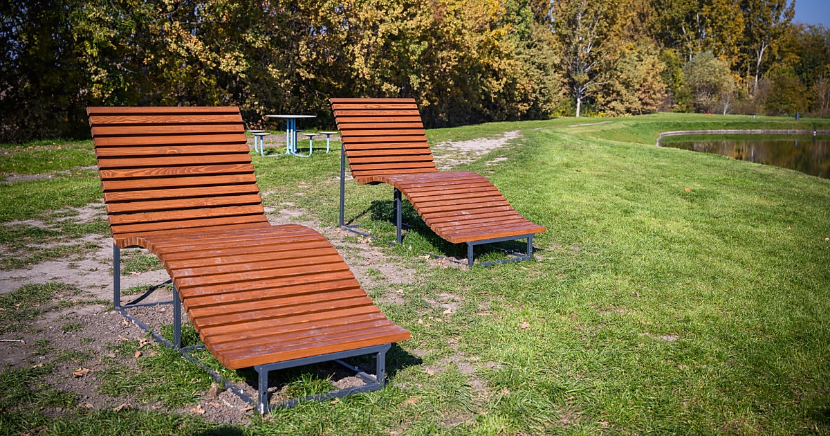 Piknikezők, padok és játszótér is helyet kapott a Vezér utcai tó környékén